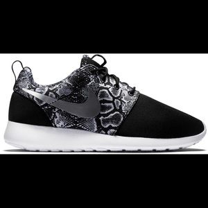 Nike Women’s 8 Roshe One Print Python-Black